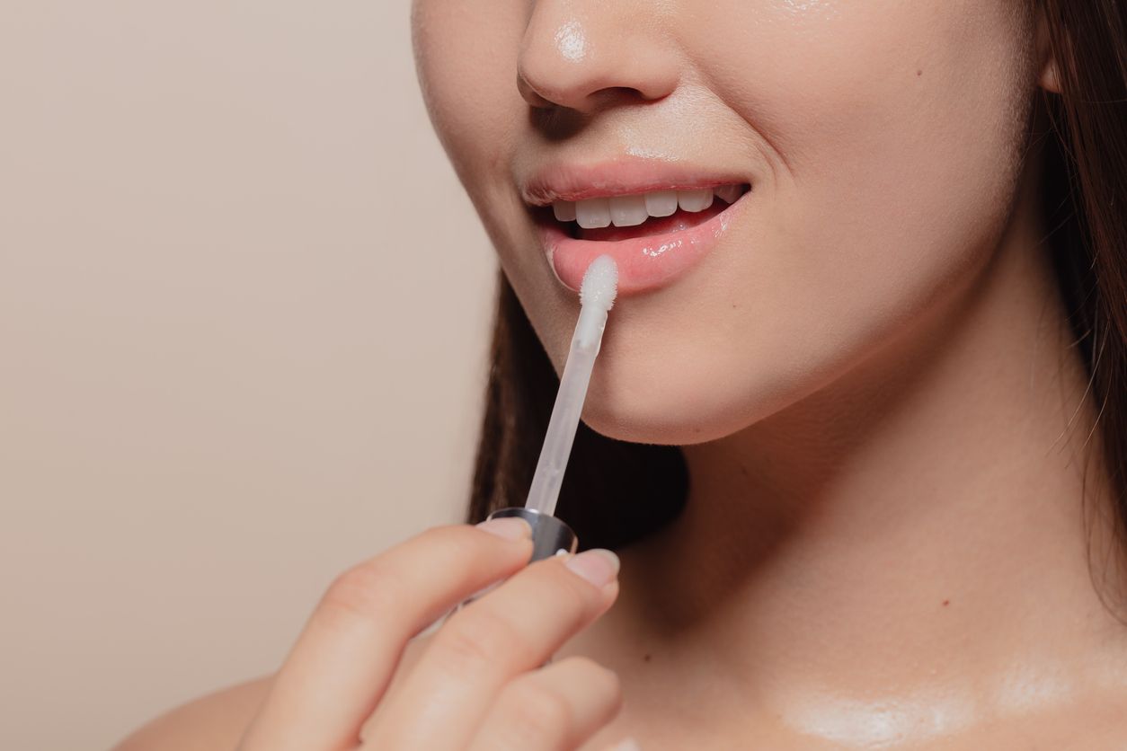 Memiliki fungsi yang berbeda, simak perbedaan lip oil dan lip gloss yang sama-sama membuat bibir tampak berkilau. 
