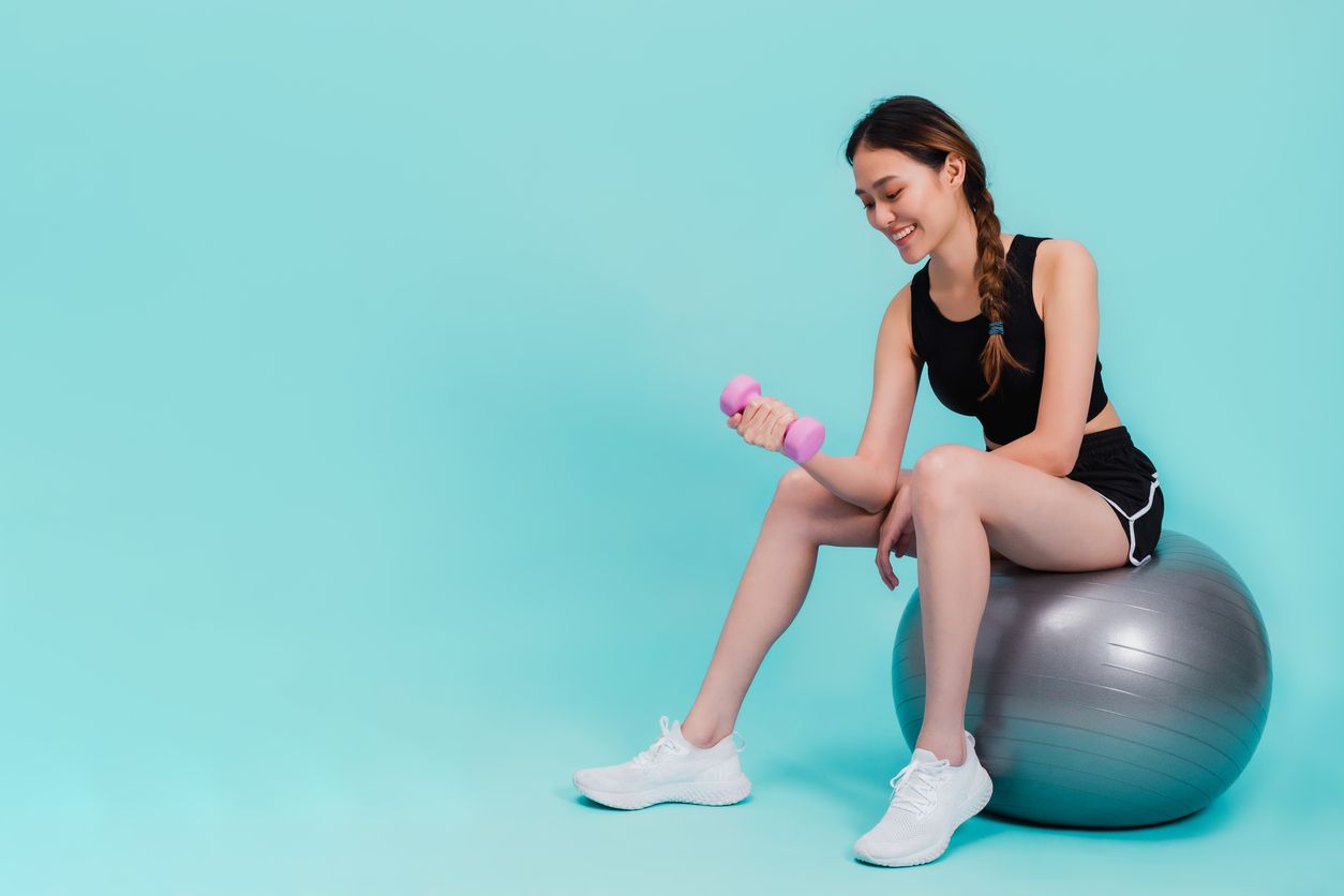 Salah satu cara menguatkan otot lengan, ialah menggunakan alat bantu olahraga, misalnya dumbbell. Yuk, simak gerakannya.