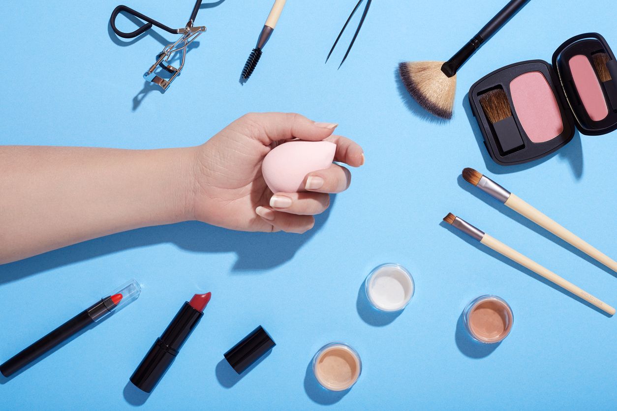 Tips penggunaan sponge makeup untuk membuat tampilan smoky eye menjadi tren skincare viral di TikTok. Seperti apa?