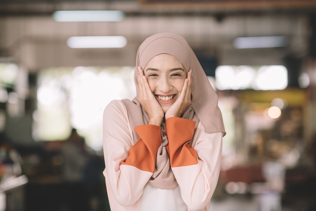 Masalah ketombe serta lepek seringkali menghantui perempuan berhijab. Salah satu caranya, ialah keramas dengan sampo khusus hijab. Ada apa saja?