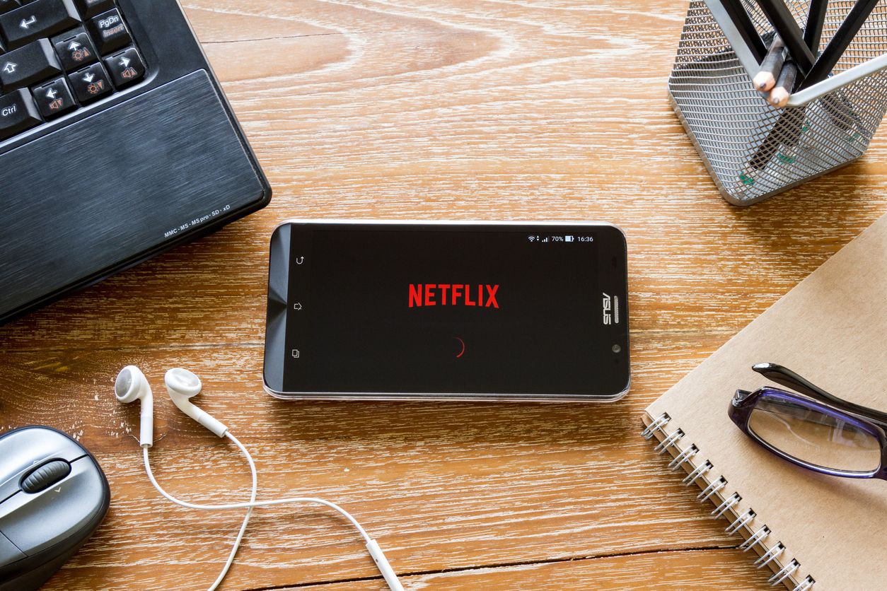 Mahalnya biaya berlangganan Netflix  membuat kita memutar otak bagaimana menerapkan tips hemat agar dompet tetap aman. Ini caranya!