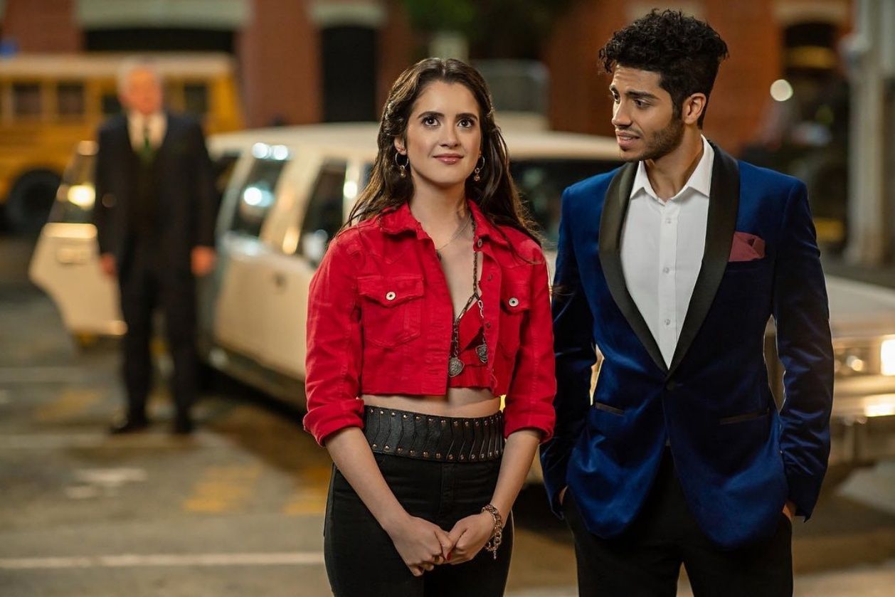 Laura Marano didapuk sebagai pemeran utama dalam film The Royal Treatment, seperti apa penampilannya? 