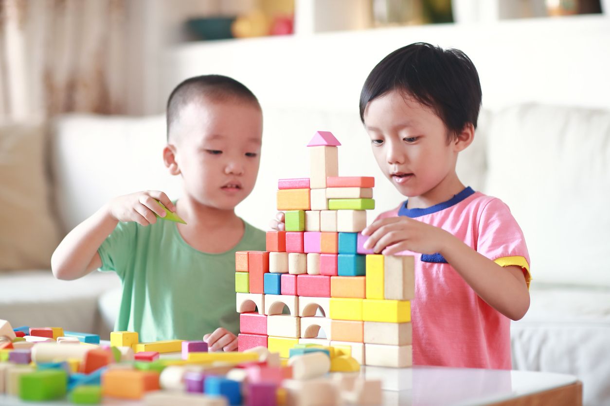 Kawan Puan, memaksa anak untuk berbagi justru tidak efektif. Berikut alasan mengapa memaksa anak berbagi itu buruk. Simak, ya!