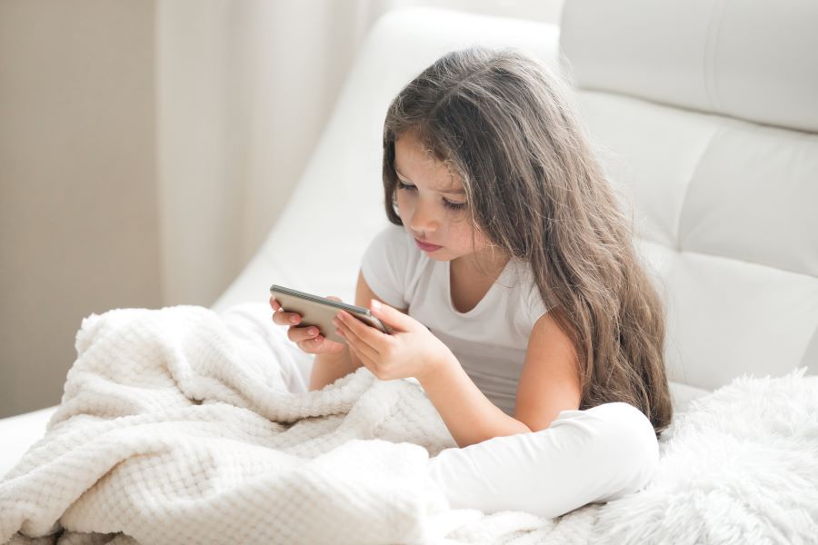 Orang tua perlu tahu, begini cara bijak dalam memberikan batasan screen time untuk anak agar tidak kecanduan gadget.