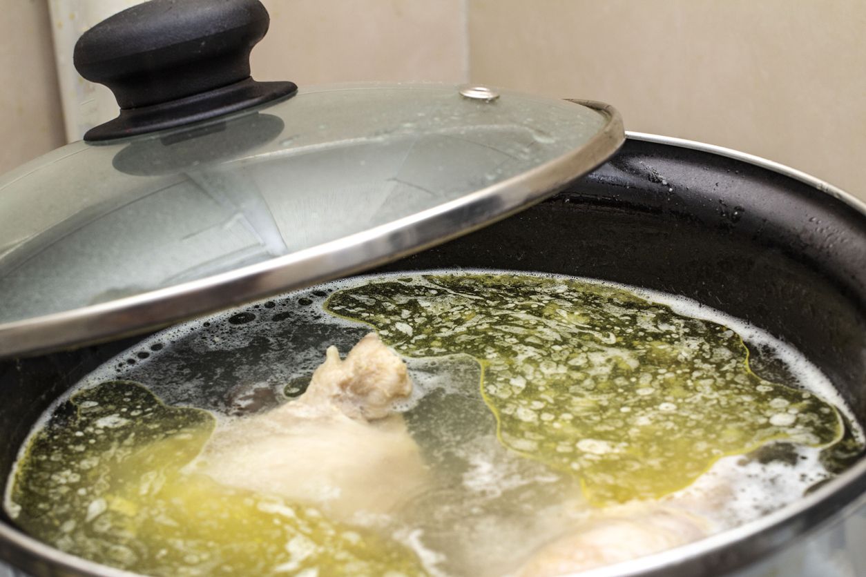 Panci berminyak dan belemak setelah digunakan untuk memasak opor, berikut beberapa tips dan langkah pembersihannya.
