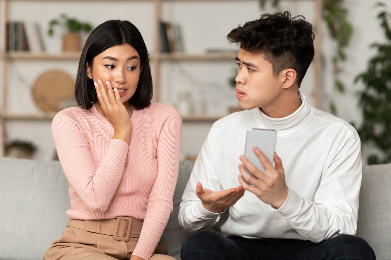 Jangan salah, ternyata tiga hal ini bisa jadi tanda kalau pasangan cemburu padamu. Kira-kira apa saja tanda pasangan cemburu?