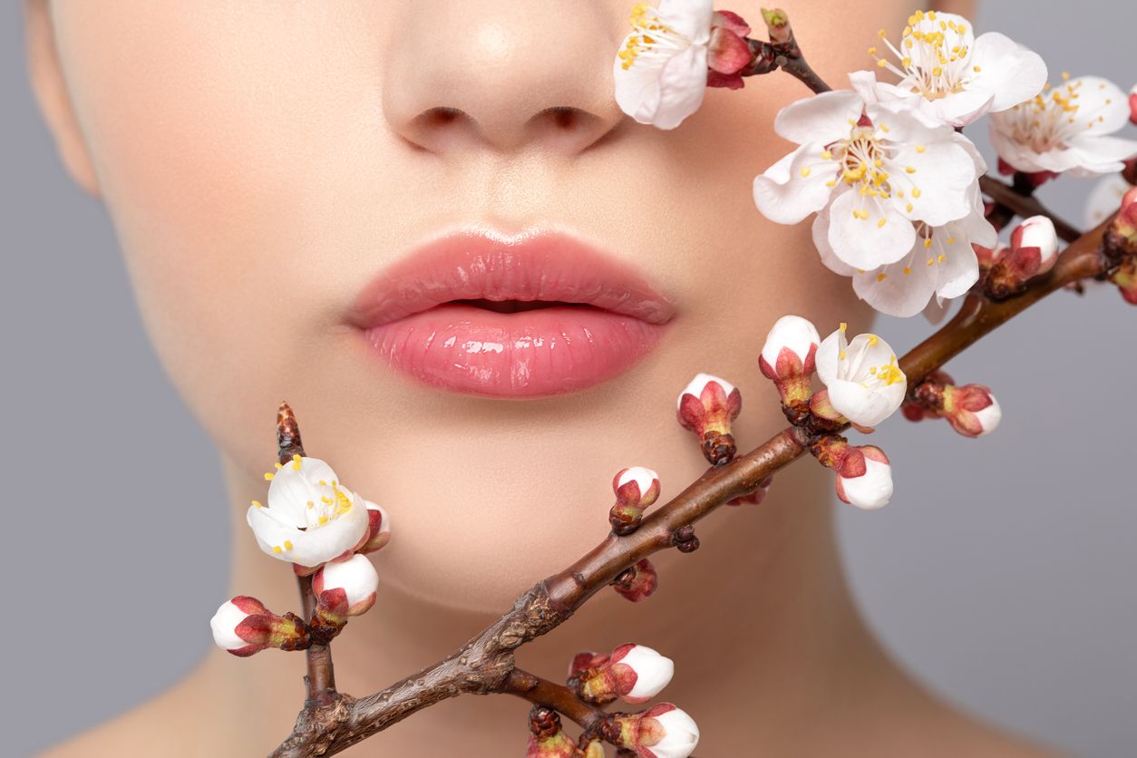 Lip gloss kembali tren di kalangan beauty enthusiast. Berikut 3 cara pakai lip gloss untuk dapatkan riasan bibir yang menawan!