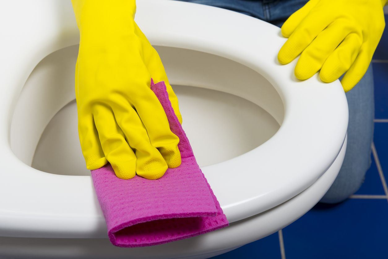 Dudukan toilet yang bernoda kuning terlihat kotor dan tak sedap dipandang mata. Simak, berikut cara menghilangkan noda kuning pada dudukan toilet!