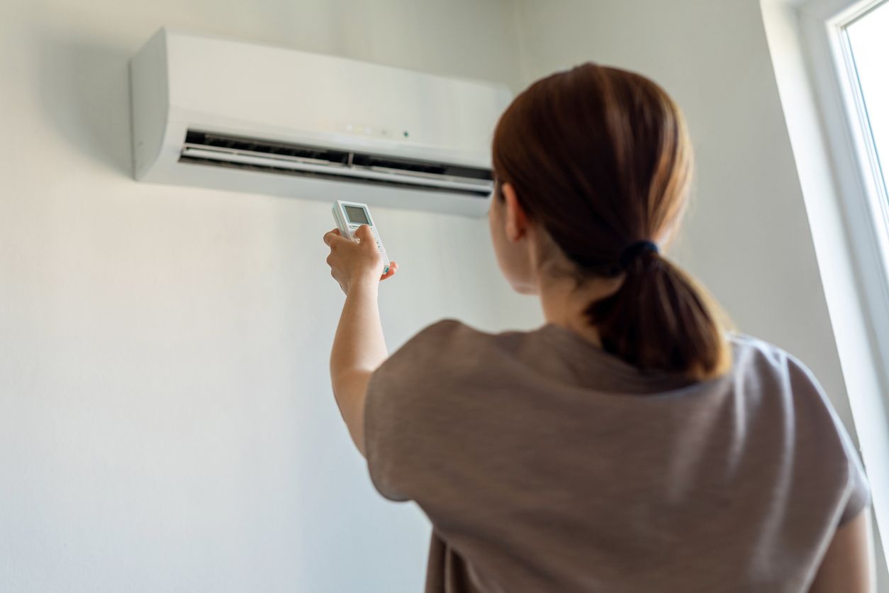 Penggunaan AC bikin tagihan listrik bengkak? Simak tips hemat listrik saat menggunakan AC di rumah. Berikut ulasannya!