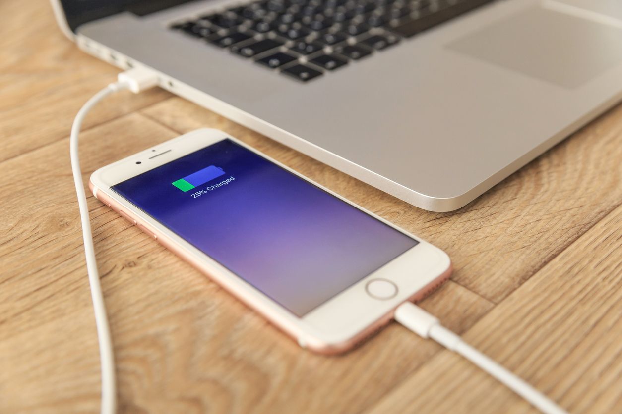 Sebagai user iPhone, salah satu cara yang paling kita butuhkan tentu saja tips hemat baterai agar lebih tahan lama. Ada apa saja?