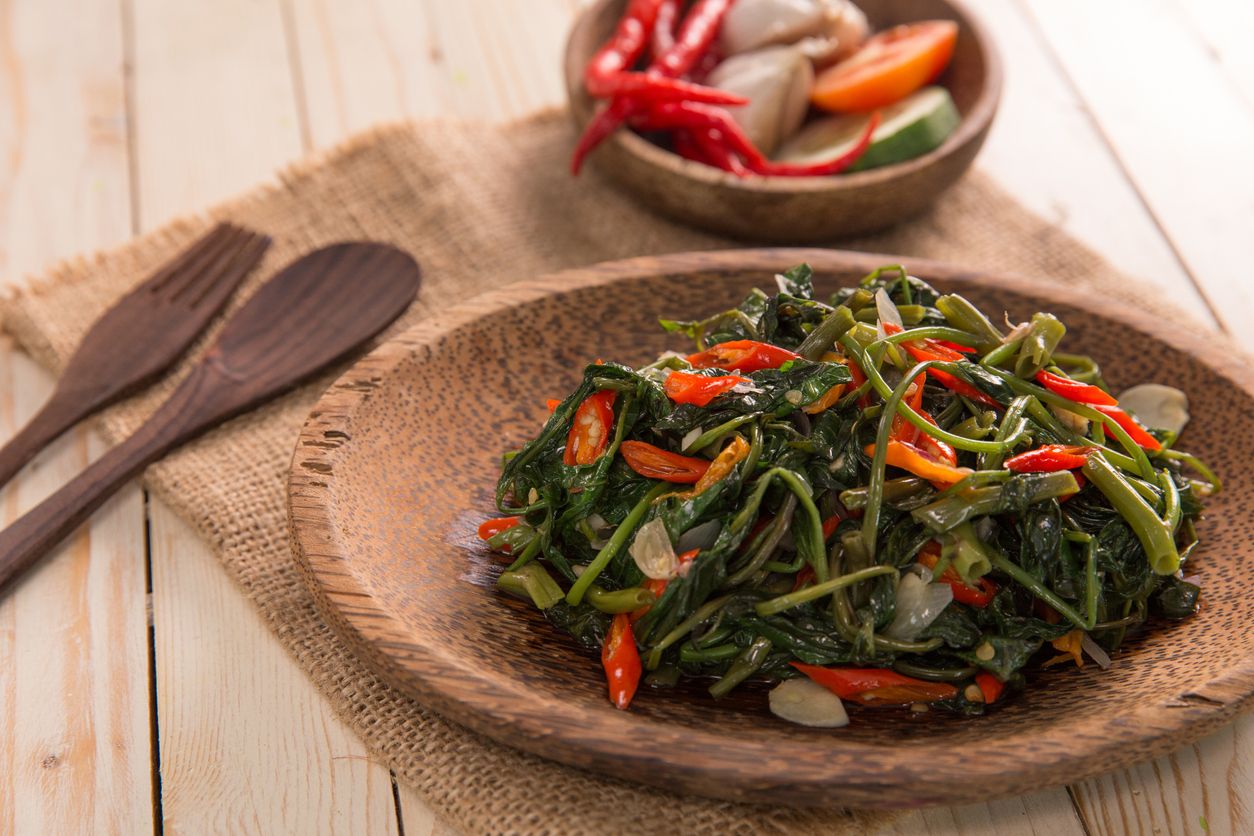 Bikin tumis kangkung ala restoran dengan tips memasak cepat dari Chef Yongki Gunawan. Seperti apa? Simak ulasannya!