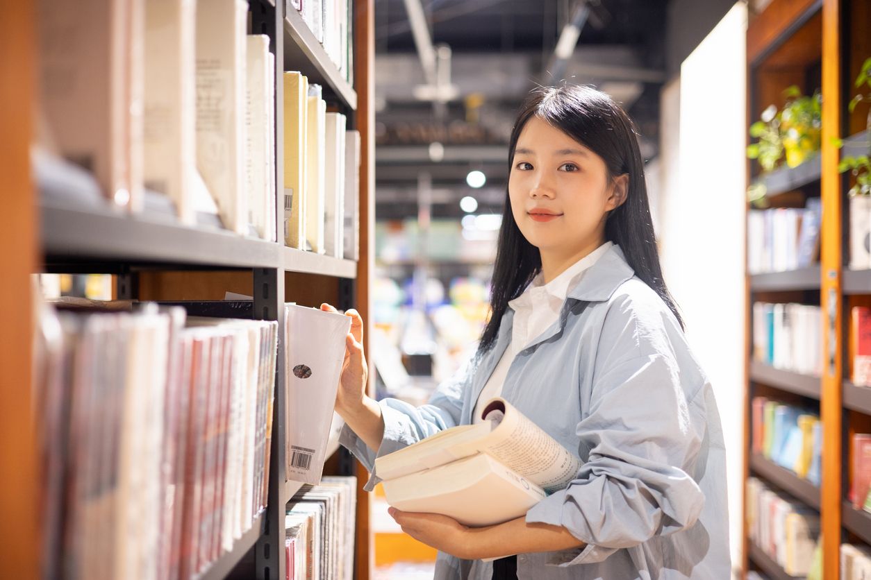 Library asia. Женщина в библиотеке. Enquiries about Bookcase Listening.