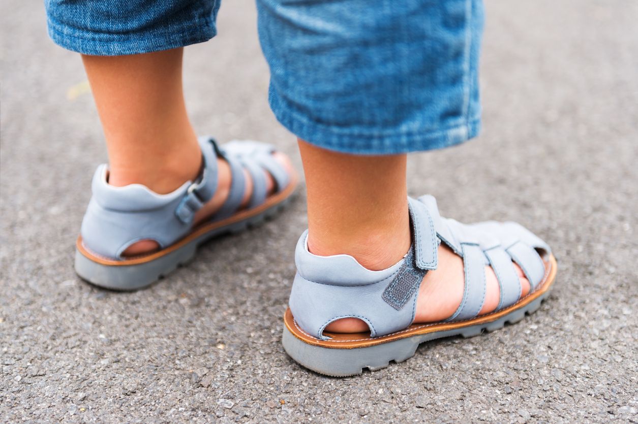 Sebelum membelikan alas kaki untuk anak, ini beberapa tips yang bisa diterapkan agar anak bisa memakai sepatu yang nyaman dan aman.
