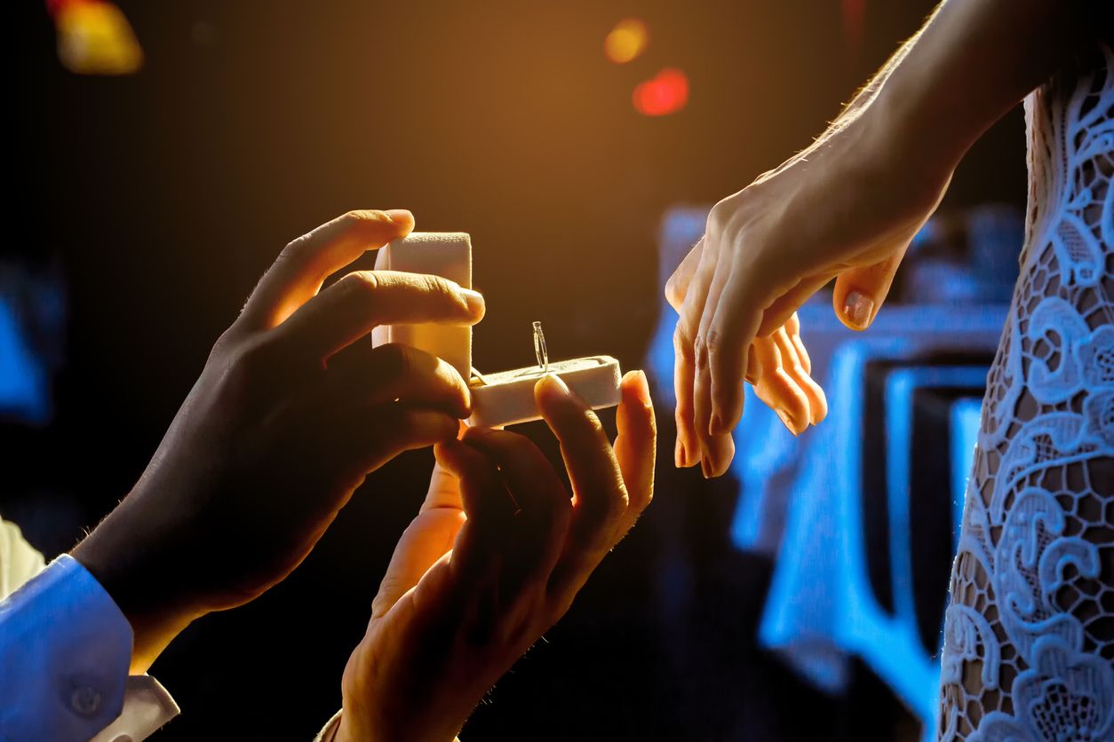 Memperingati Hari Melamar 2022, inilah ide romantis untuk melamar sang kekasih. Yuk, cari tahu apa saja idenya!