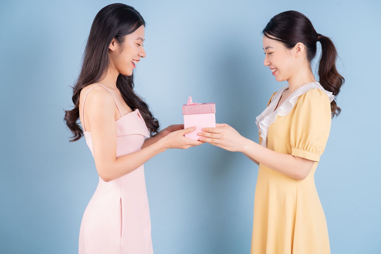 Tak harus bersama pacar, kita juga bisa memaknai Hari Kasih Sayang dengan memberikan kado Valentine kepada sahabat. Yuk, simak rekomendasinya.