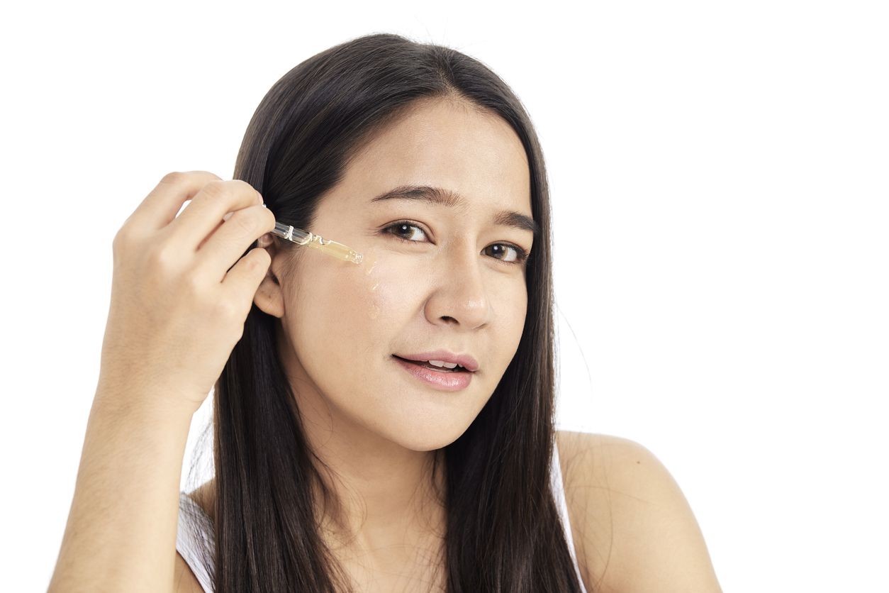  Vitamin C telah lama menjadi kandungan skincare viral di TikTok, salah satunya dalam produk serum. Nah, simaklah 5 rekomendasi serum lokal ini!