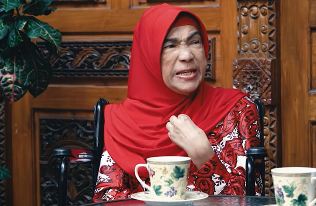 Kabar duka datang dari dunia hiburan. Presenter Dorce Gamalama meninggal dunia, Rabu (16/2/2022). Kini jenazahnya masih berada di rumah sakit.