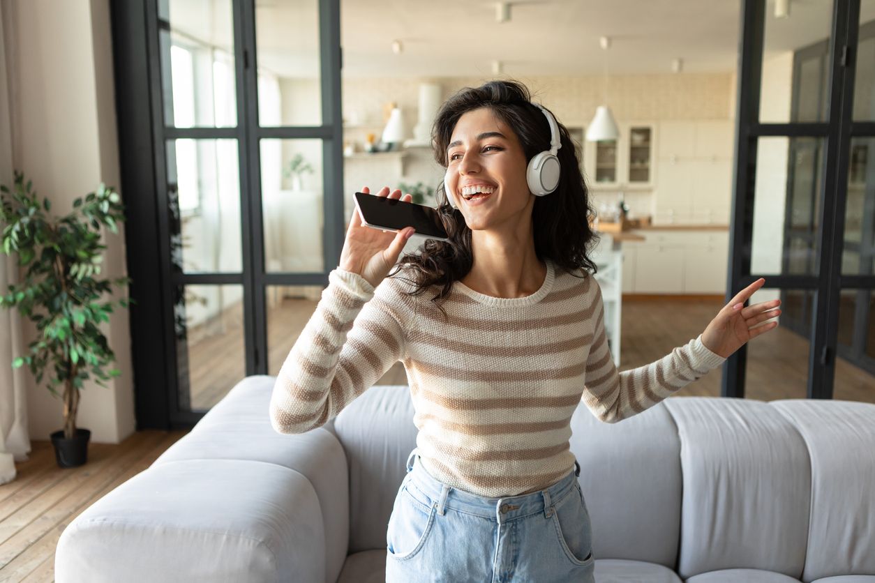 Tak bisa karaoke bersama teman-teman? Tenang saja, Kawan Puan. JOOX memiliki fitur karaoke ROOMS yang bisa kamu gunakan untuk karaoke virtual.