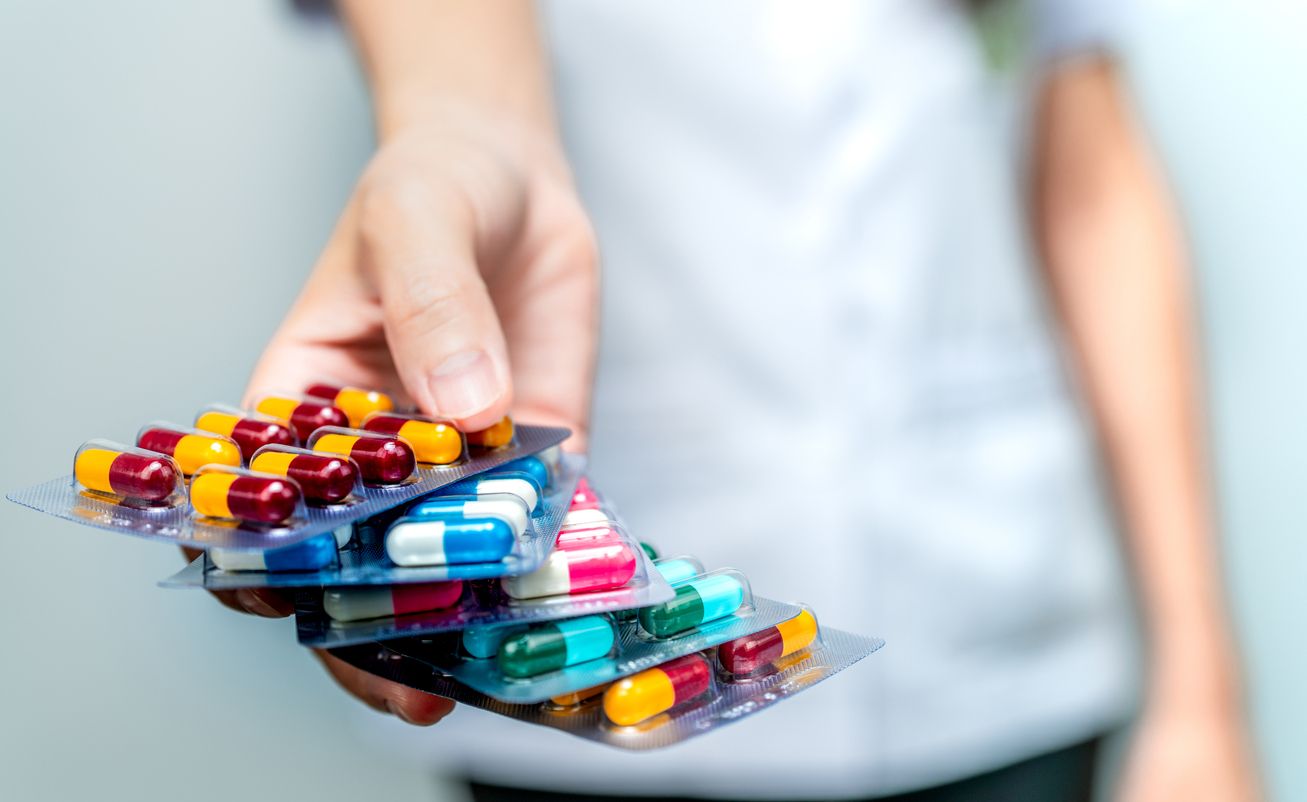Berikut ini penjelasan dari apoteker mengenai perbedaan dari obat generik dan obat paten. Untuk khasiatnya sama-sama ampuh lho!