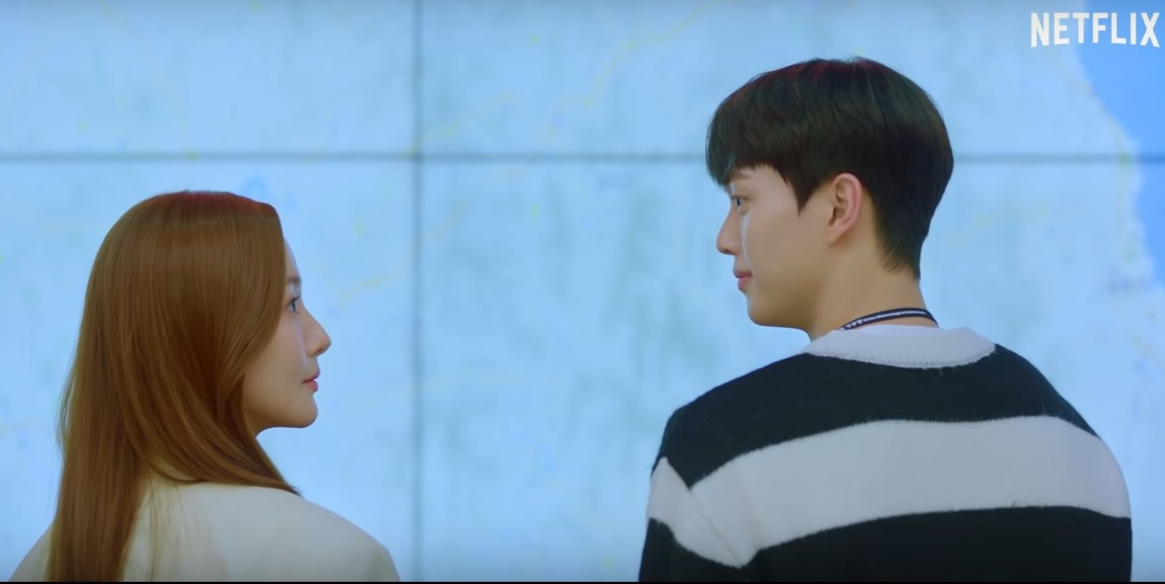 Intip sinopsis episode 1 Forecasting Love and Weather yang menunjukkan pertemuan pertama Ha Kyung dan Si Woo, serta pengenalan tokoh lain dalam drama!