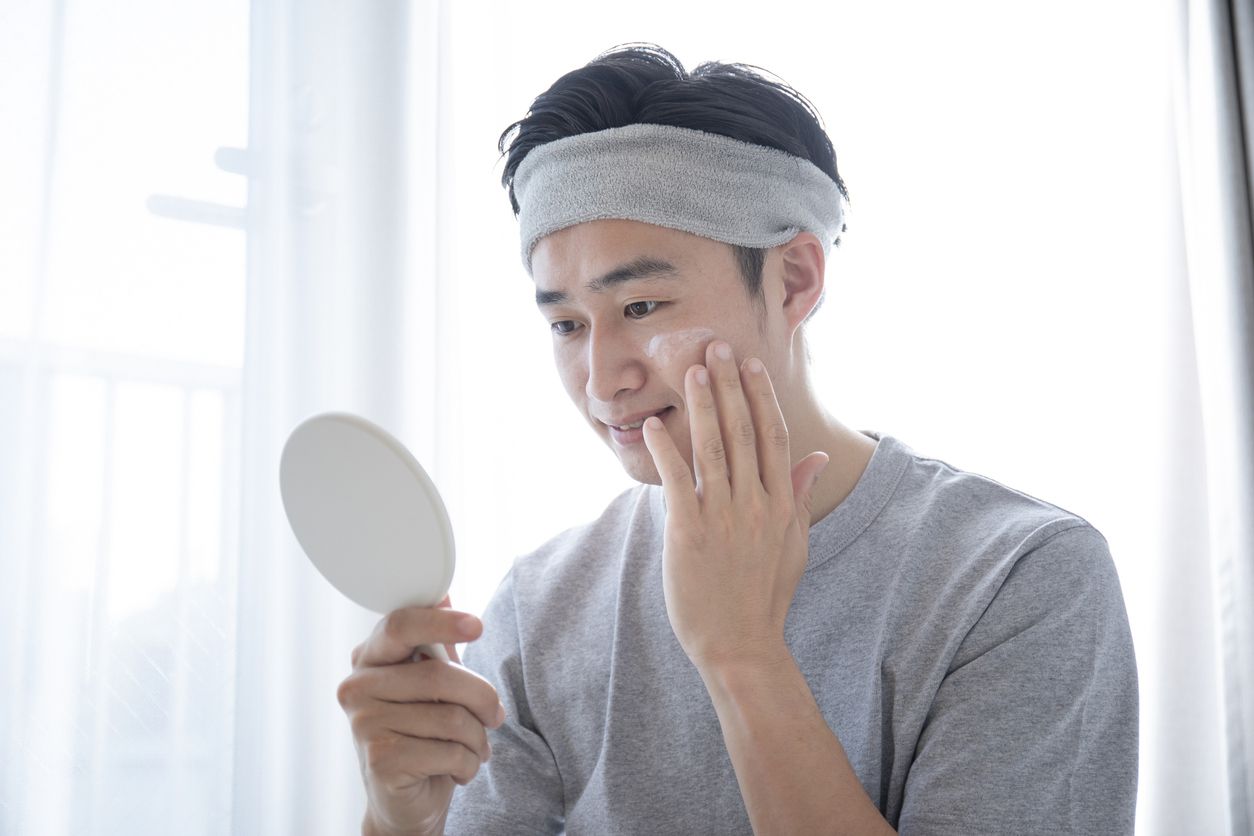 Perawatan wajah bukan hanya penting dilakukan untuk perempuan, tapi juga laki-laki. Ini dia rekomendasi skincare wajib untuk laki-laki.