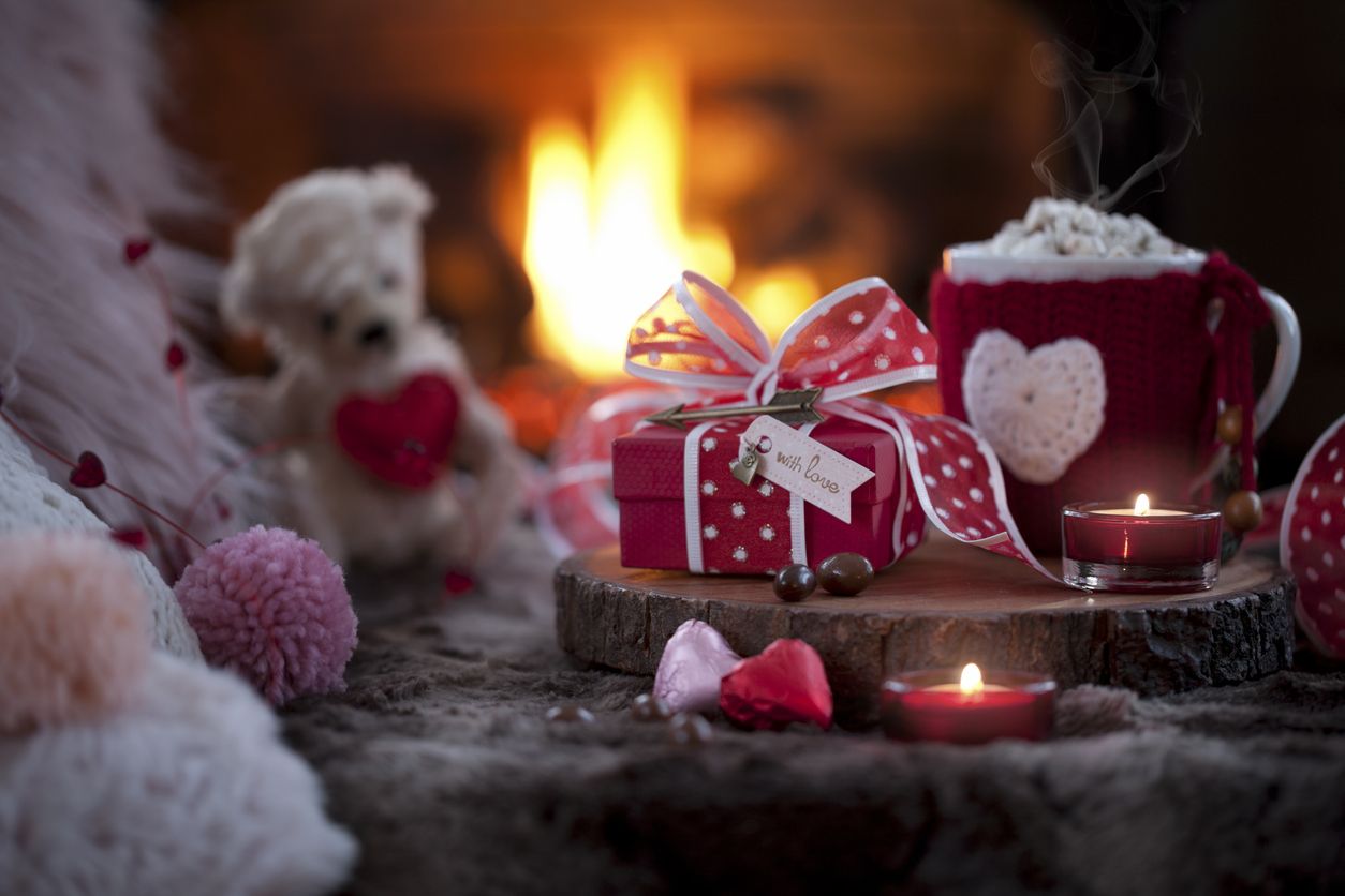 Berikut ini tradisi unik Hari Valentine dari berbagai negara ada bertukar bunga salju, memberi hadiah simbol babi, hingga menghadiahi sahabat.