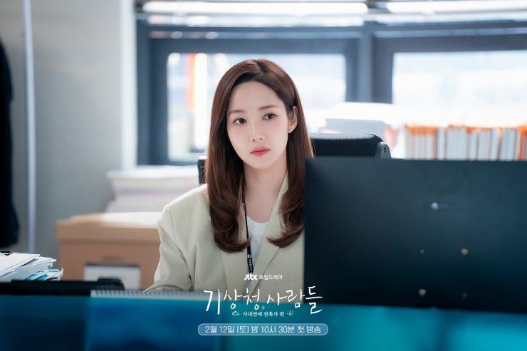 Forcasting Love and Weather seritakan kisah cinta satu satu kantor antara Park Min Young dan Song Kang. Ini risiko jalan asmara satu kantor.