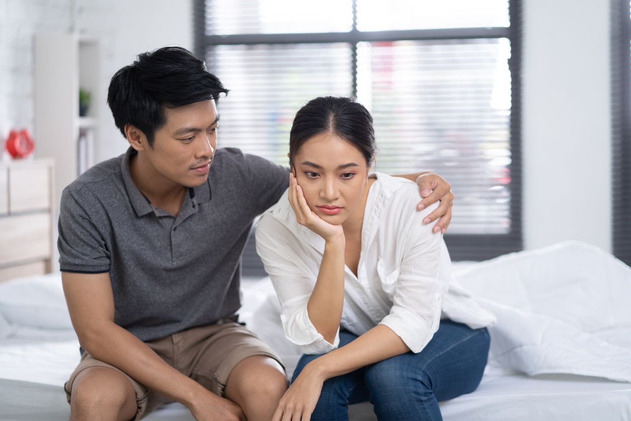 Komunikasi yang buruk dalam hubungan suami istri dapat mengancam pernikahan. Simak cara mengatasinya!