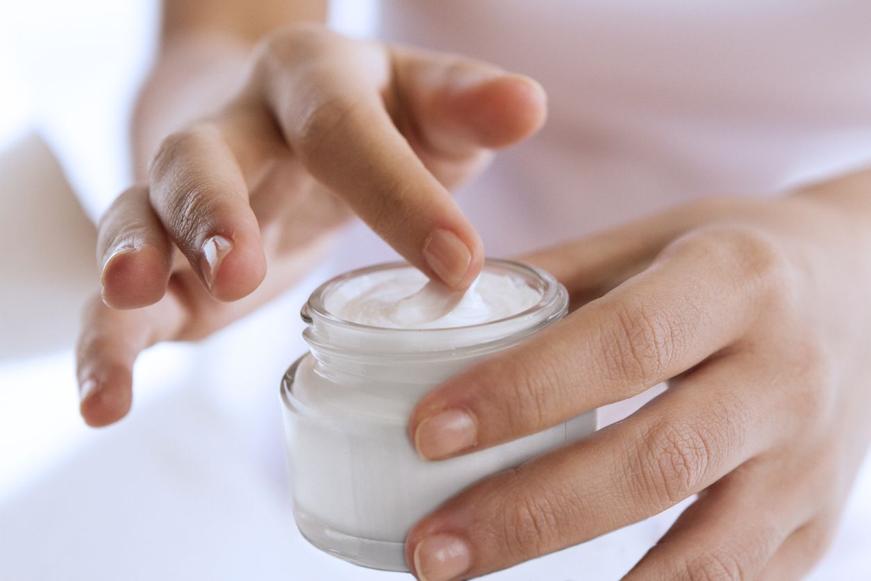 Tak hanya serum, kamu bisa mendapatkan manfaat retinol yang jadi skincare viral di TikTok ini melalui krim malam, lho. Yuk, simak rekomendasinya.