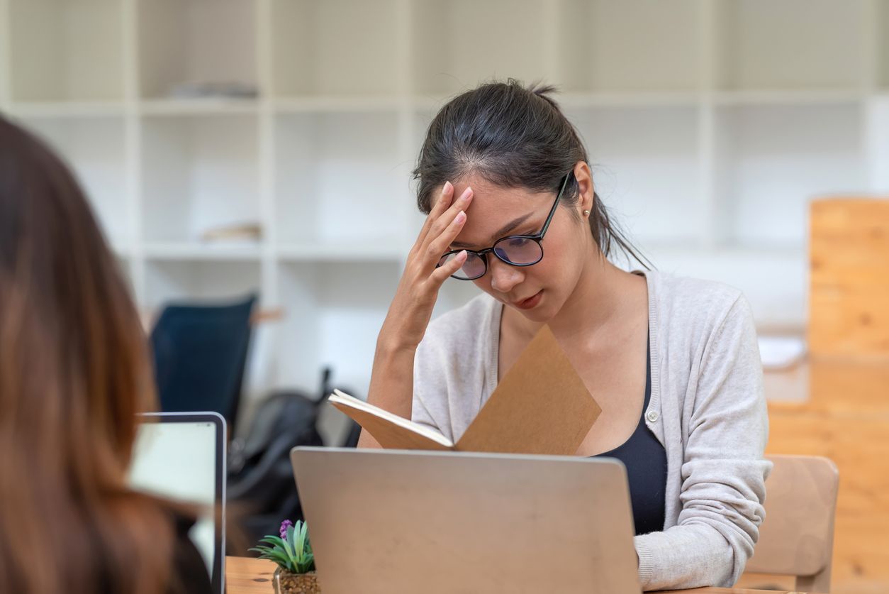 Toxic workplace dapat dikenali tandanya sejak hari pertama wanita karir bekerja. Simak tanda lingkungan kerja toksik melalui ulasan berikut!
