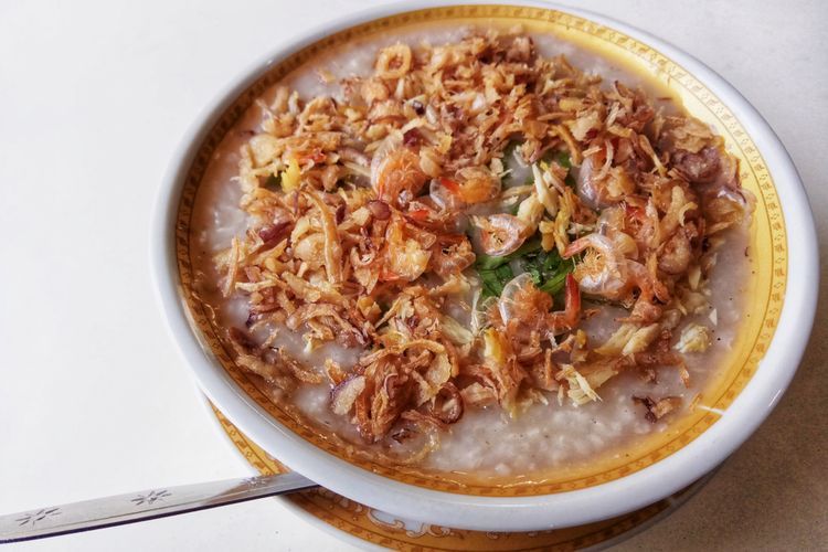 Bubur kanji rumbi adalah kuliner khas Aceh yang hanya eksis di bulan Ramadan. Berikut ini keunikan dan cara membuatnya!