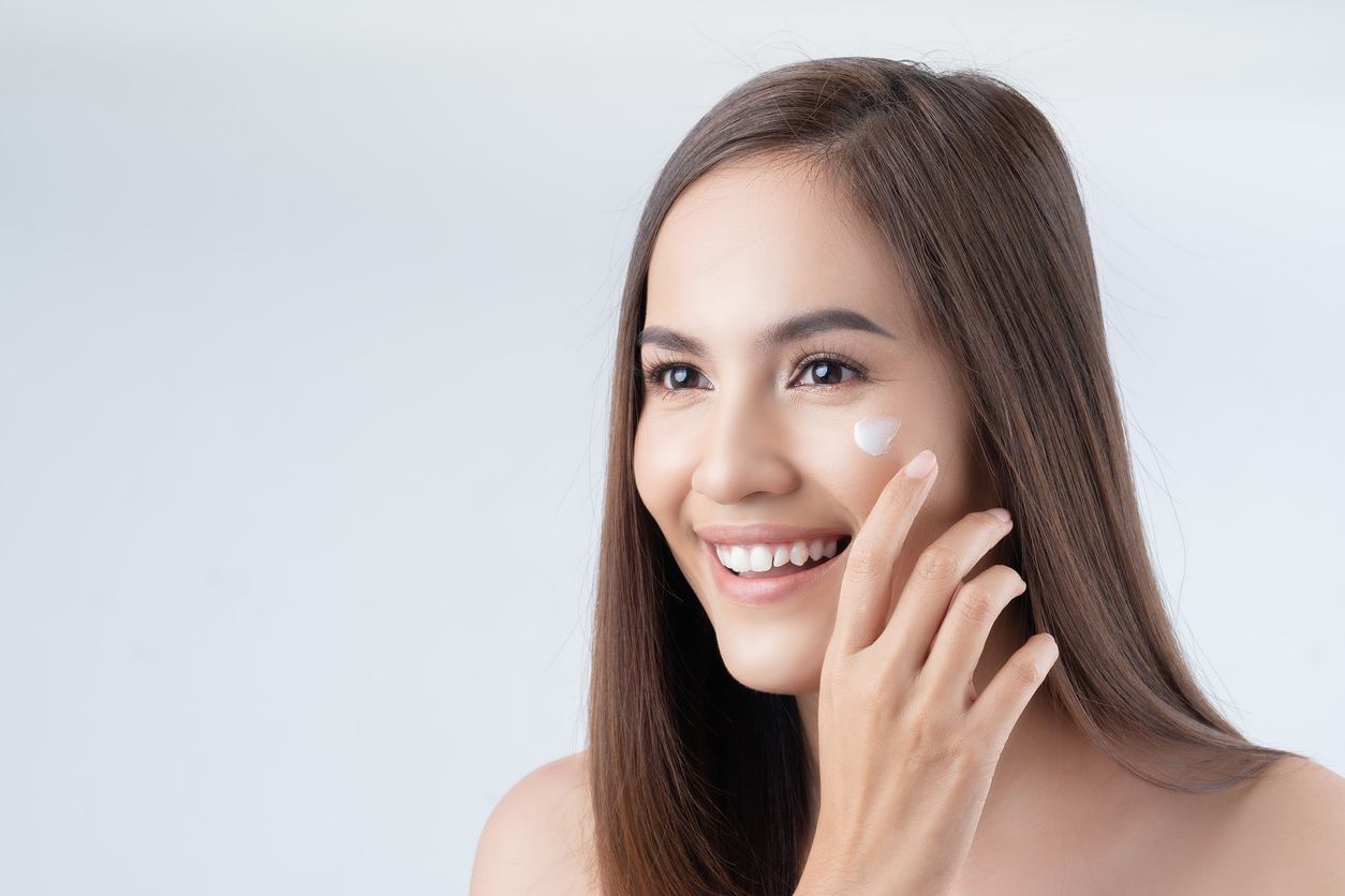 Arbutin banyak dimasukkan ke berbagai produk perawatan kulit, misalnya day cream. Ini dia lima rekomendasinya.