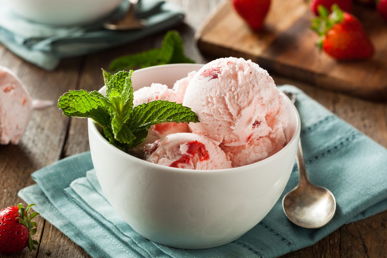 Kala cuaca panas memang paling cocok makan es krim. Yuk, coba tips memasak praktis es krim antigagal berikut ini!