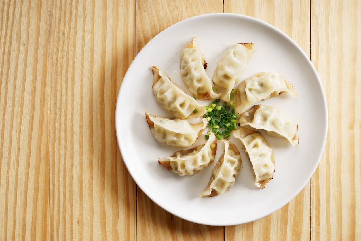Gyoza frozen bisa jadi pilihan camilan yang tepat untuk kumpul bersama keluarga. Simak cara memasak cepat gyoza frozen.