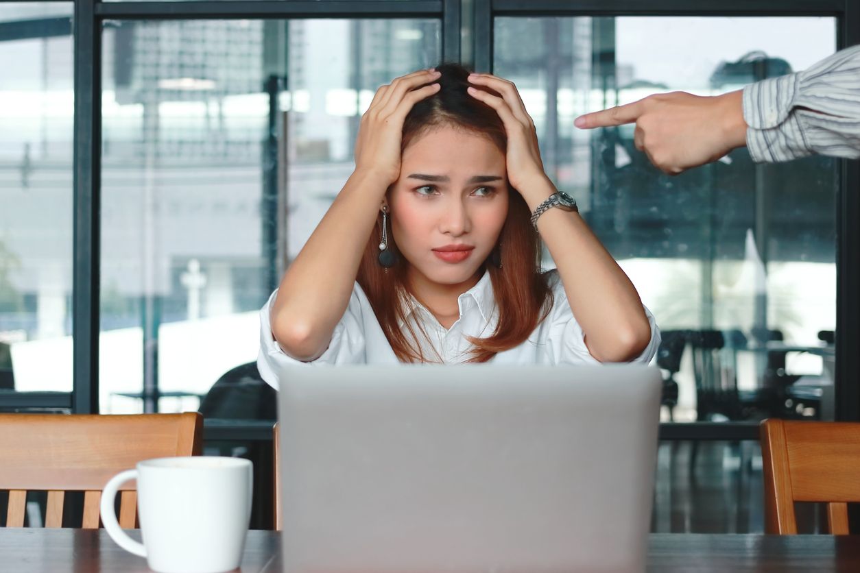 Menghadapi atasan yang toxic tentu membuat wanita karir tidak nyaman di kantor. Simak cara menghadapinya!