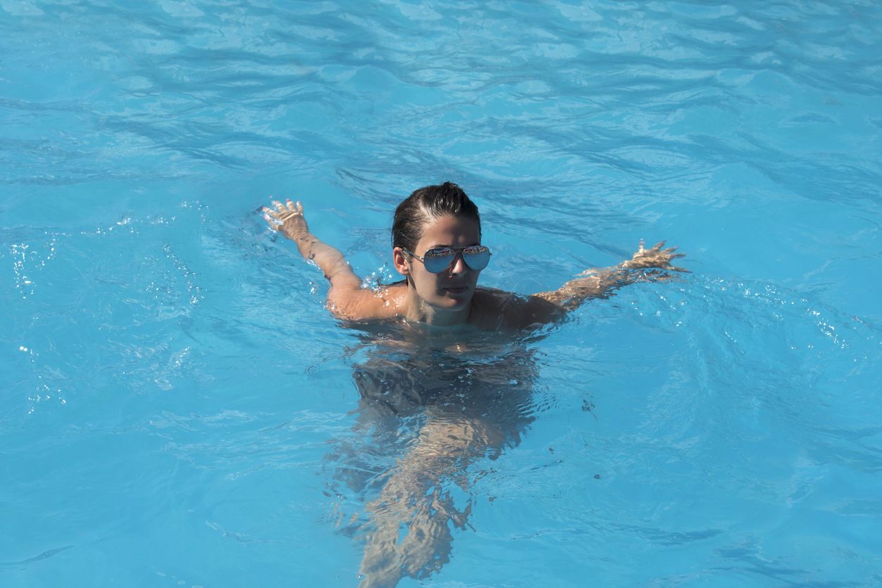 Aqua jogging bisa menjadi solusi olahraga berlari di air jika kamu bosan melakukannya di jalan. Yuk, cari tahu apa itu aqua jogging!