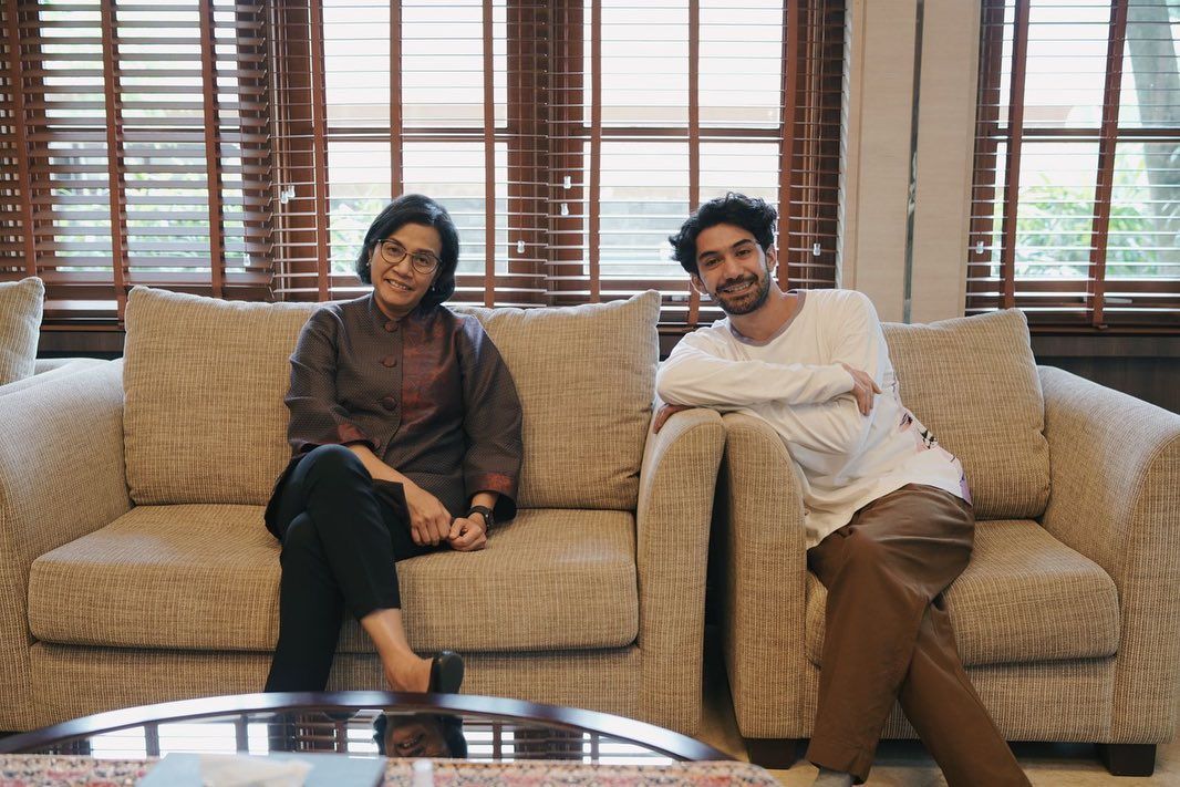 Hadir di penayangan perdana film Garis Waktu, Menteri Keuangan Sri Mulyani puji bakat bernyanyi dari aktor Reza Rahadian.