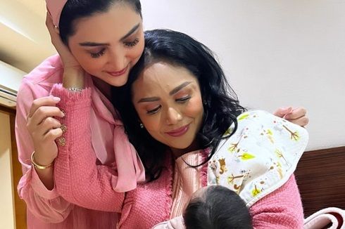 Ashanty dan Krisdayanti kini telah memiliki seorang cucu. Kedua perempuan ini begitu kompak menjaga Aurel Hermansyah dan baby A.