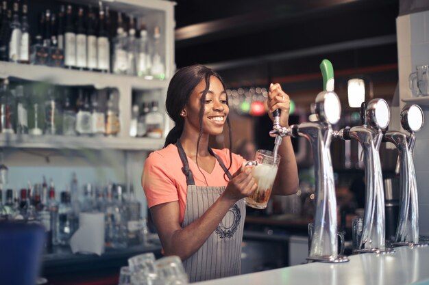 Dalam rangka Hari Bartender Sedunia, yuk kenali profesi bartender lebih dalam beserta prospek kariernya!
