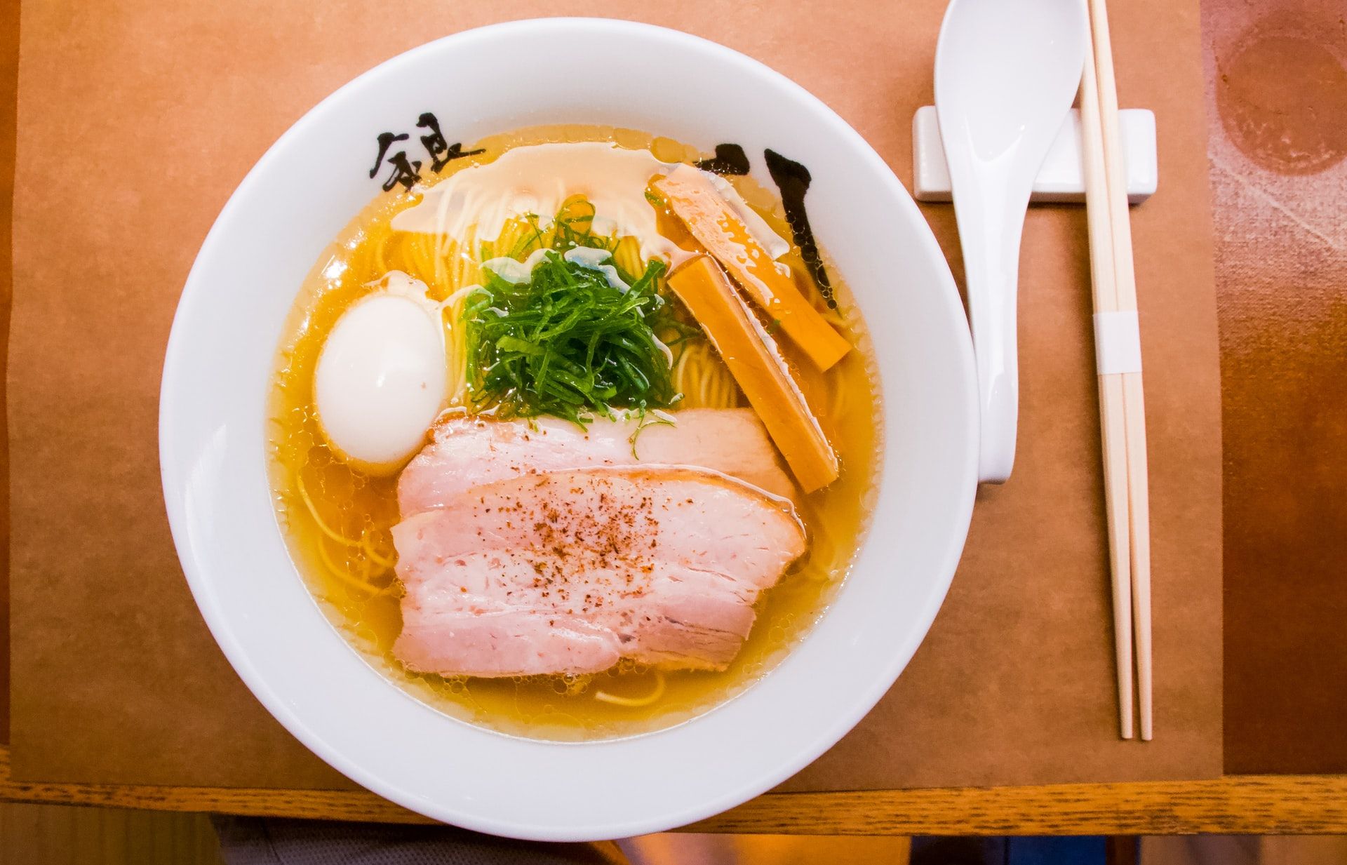 Sama-sama berbentuk mie dan berkuah, ternyata ramen dan udon itu berbeda. Simak perbedaan kedua kuliner Jepang ini!
