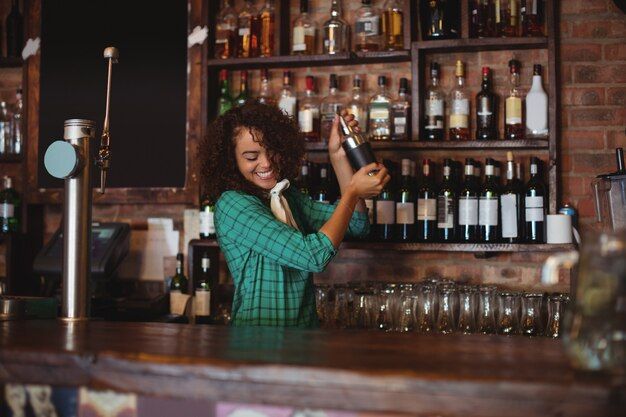 Usai lulus kuliah ingin bekerja menjadi bartender profesional, berikut lima tipsnya untuk Kawan Puan!