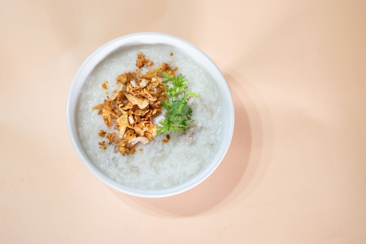 Bubur menjadi salah satu menu favorit sarapan keluarga. Simak cara memasak cepat bubur di magic com anti gagal. 