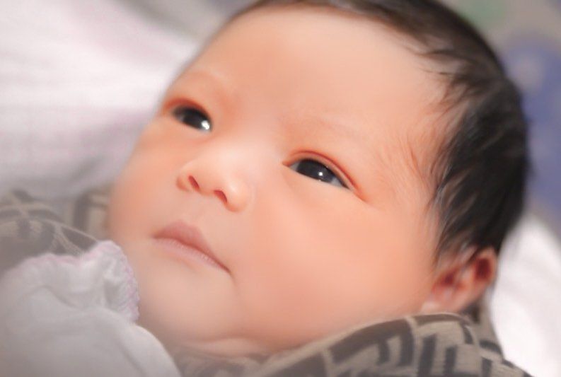 Pasangan Aurel Hermansyah dan Atta Halilintar telah mengumumkan nama dan wajah dari Ameena Hanna Nur Atta, putri pertama mereka.