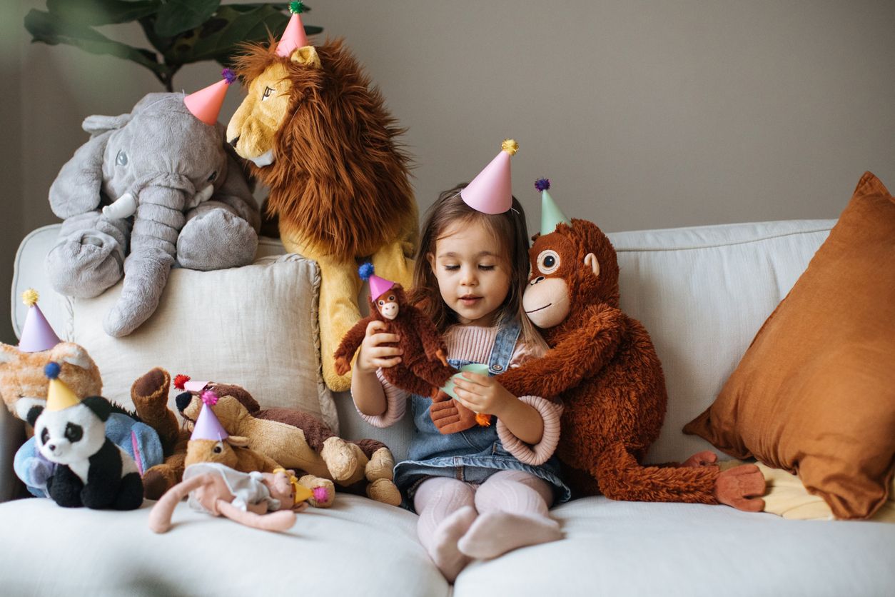 Tak boleh sembarangan, berikut ini hal yang perlu diperhatikan saat mencuci dan mengeringkan boneka mainan anak.