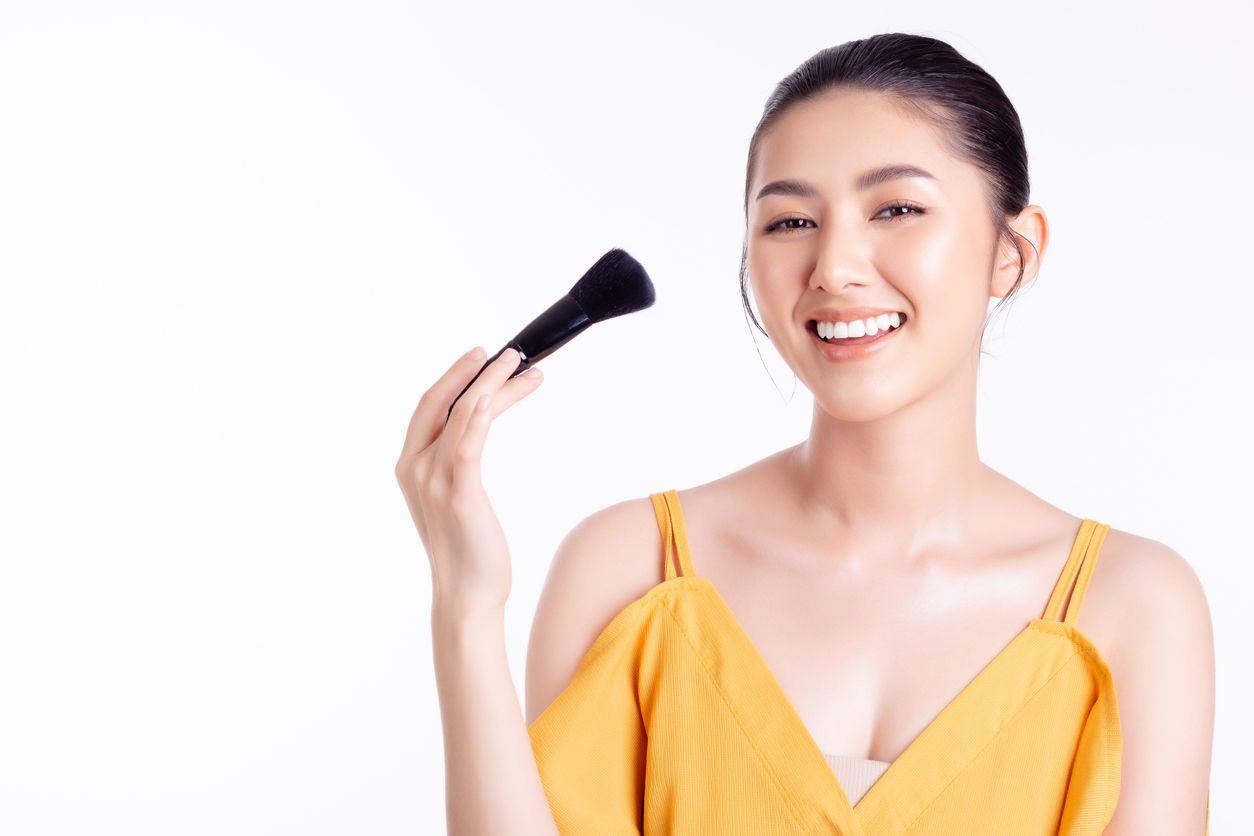 Ingin coba rekomendasi sun powder yang kini jadi skincare viral di TikTok? Inilah 5 sunscreen serupa bedak beserta harganya!