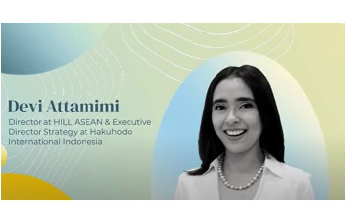 Siapa bilang perempuan feminin tak bisa jadi pemimpin? Simak penjelasan Devi Attamimi yang seorang direktur di HILL ASEAN ini, yuk!