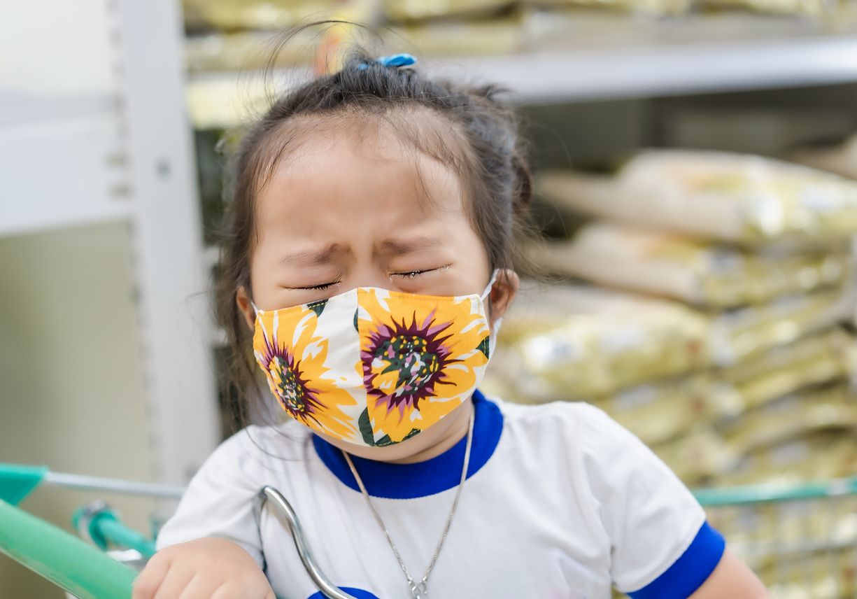Perlu kesabaran tingkat tinggi ketika anak balita tantrum di supermarket. Simak, inilah cara mengatasinya!