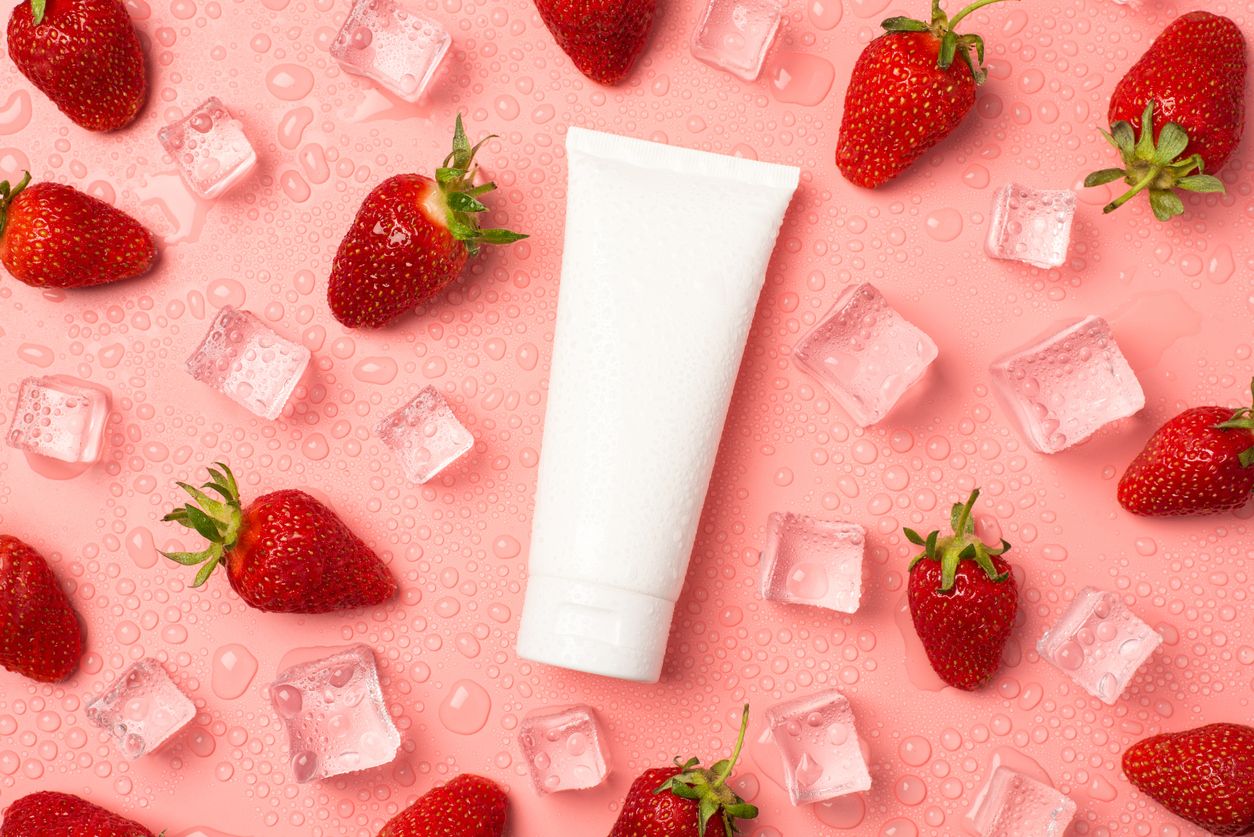 Bisa atasi berbagai masalah kulit, ini beberapa rekomendasi skincare mengandung stroberi yang bisa dicoba!