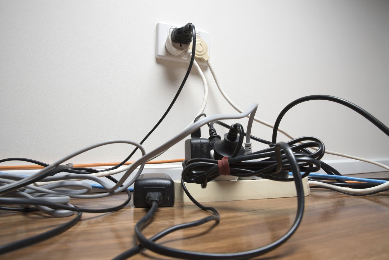 Penting untuk diketahui, begini cara menata kabel agar tidak membuat rumah berantakan. Salah satunya tempelkan pada dinding!