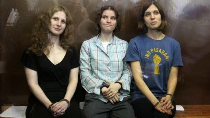 Band punk feminis asal Moskow, Rusia bernama Pussy Riot membantu warga Ukraina dengan jual NFT untuk galang dana.